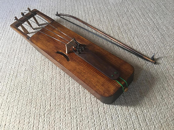 closeup view of bowed lyre