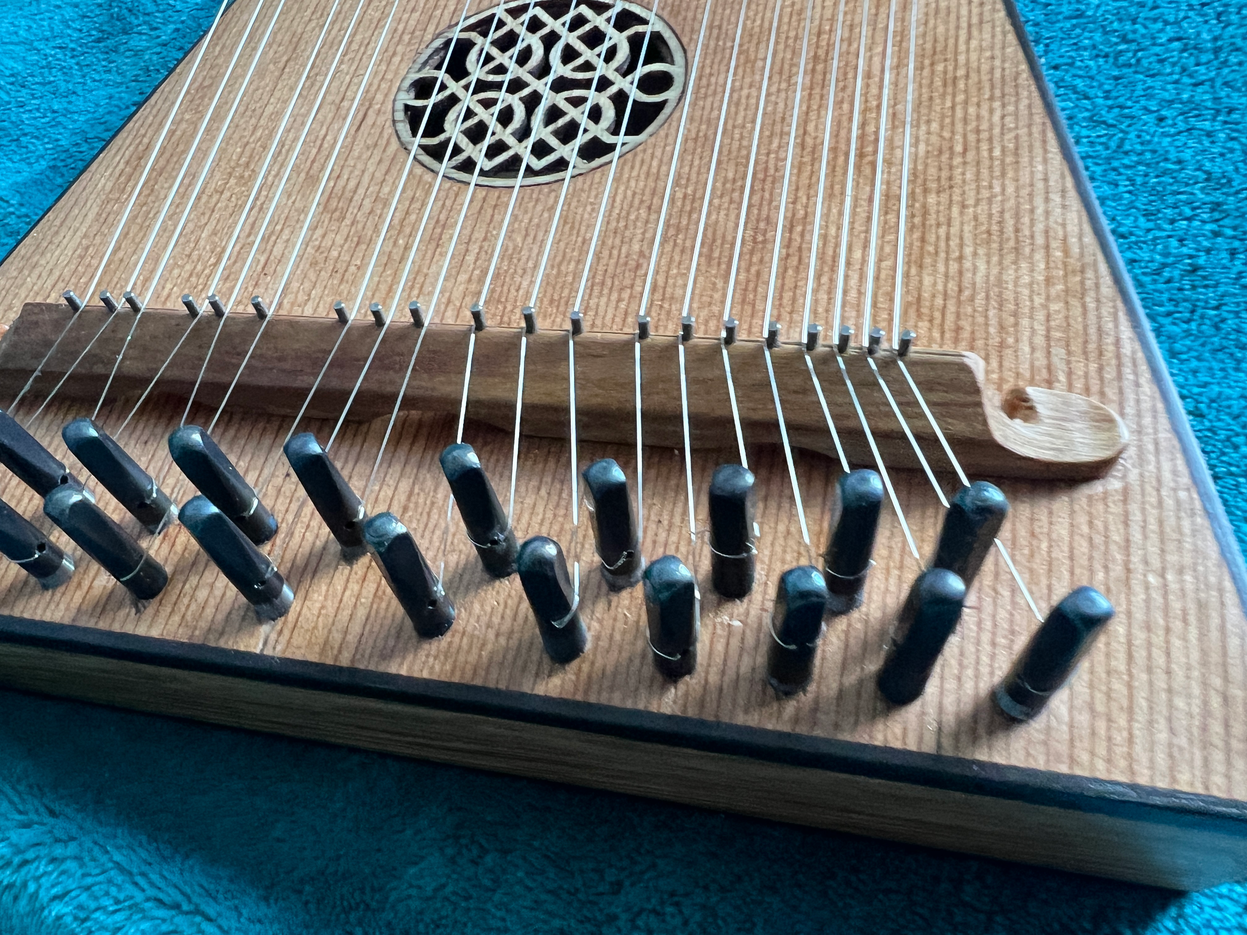 close up bowed
psaltery bridge